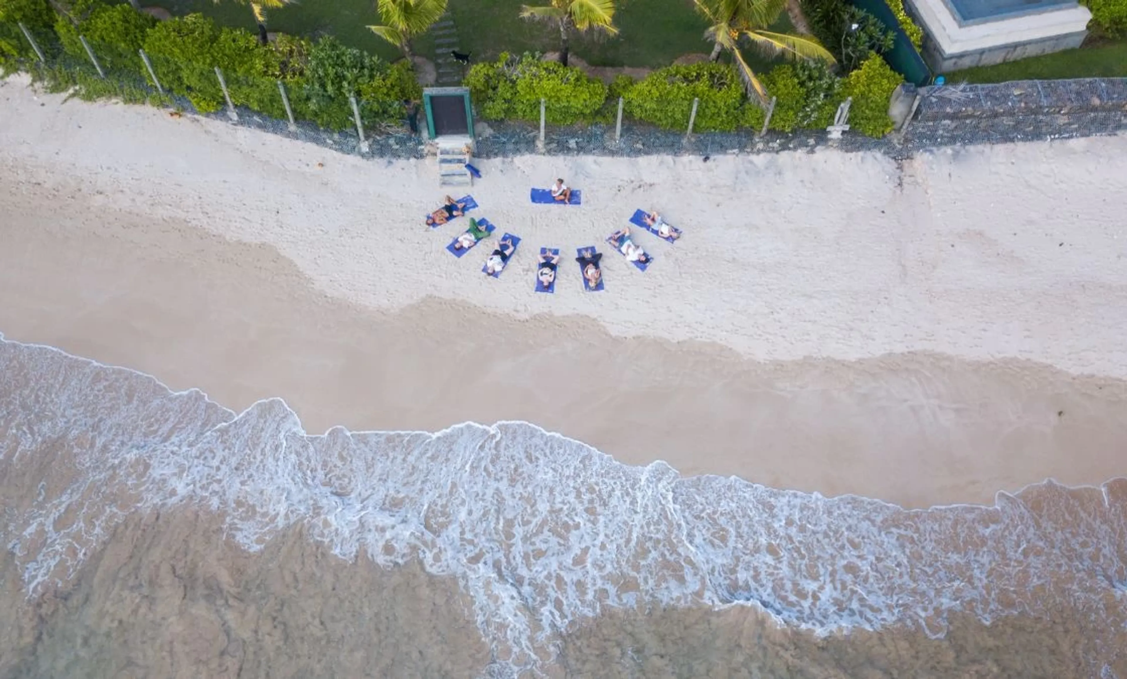 Yoga Einheit am Meer beim Yoga Retreat