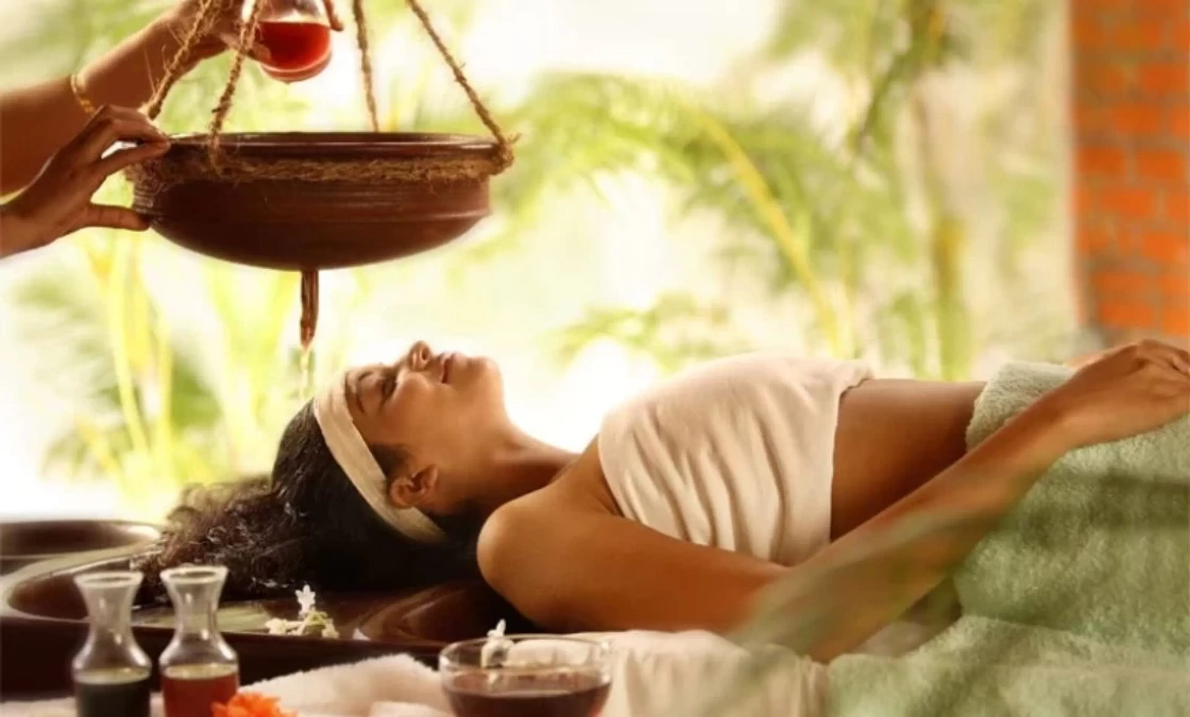 Frau bei einer Ayurveda Anwendung im Yoga & Ayurveda Retreat