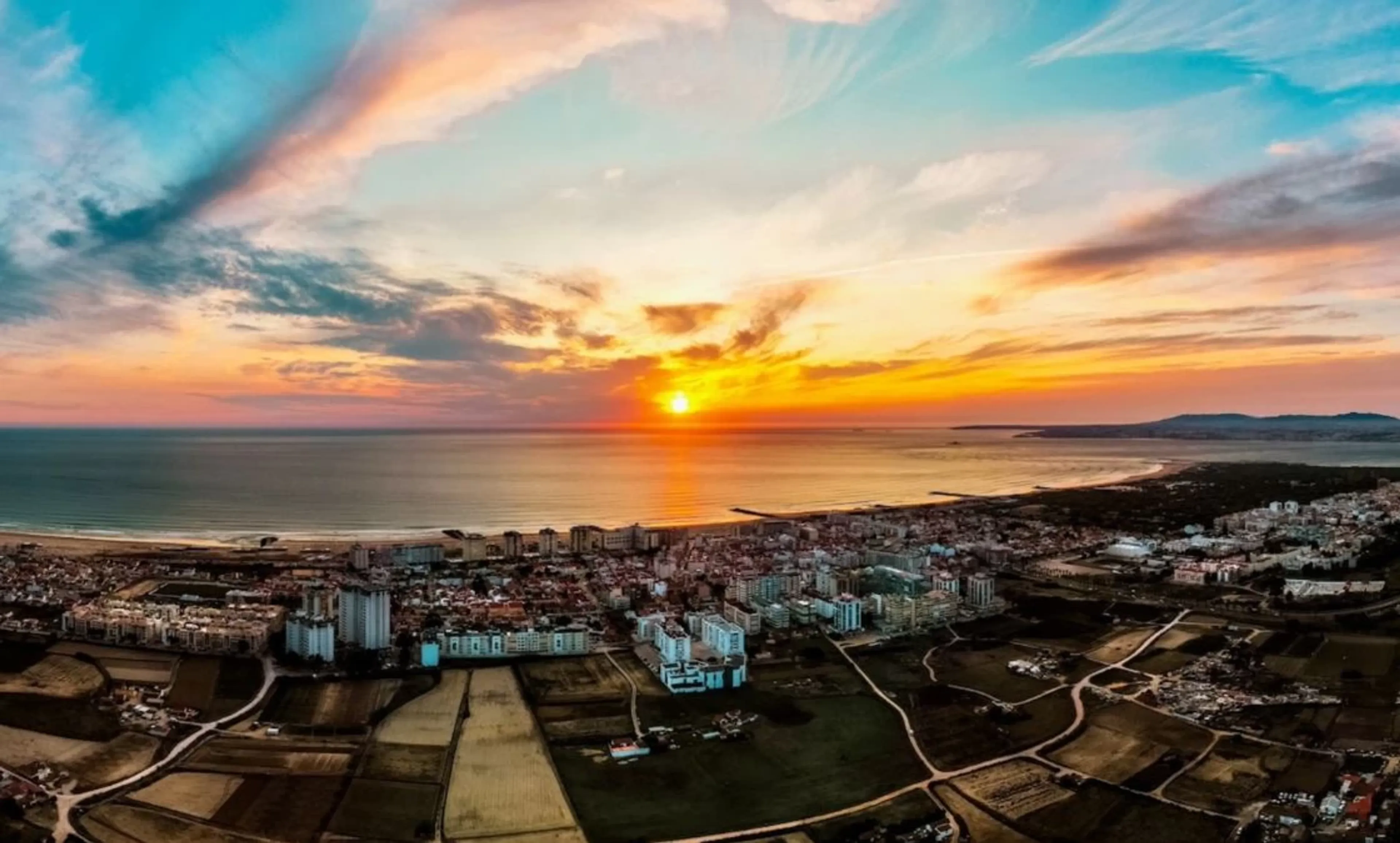 Sonnenuntergang mit Blick auf den Ozean in Lissabon