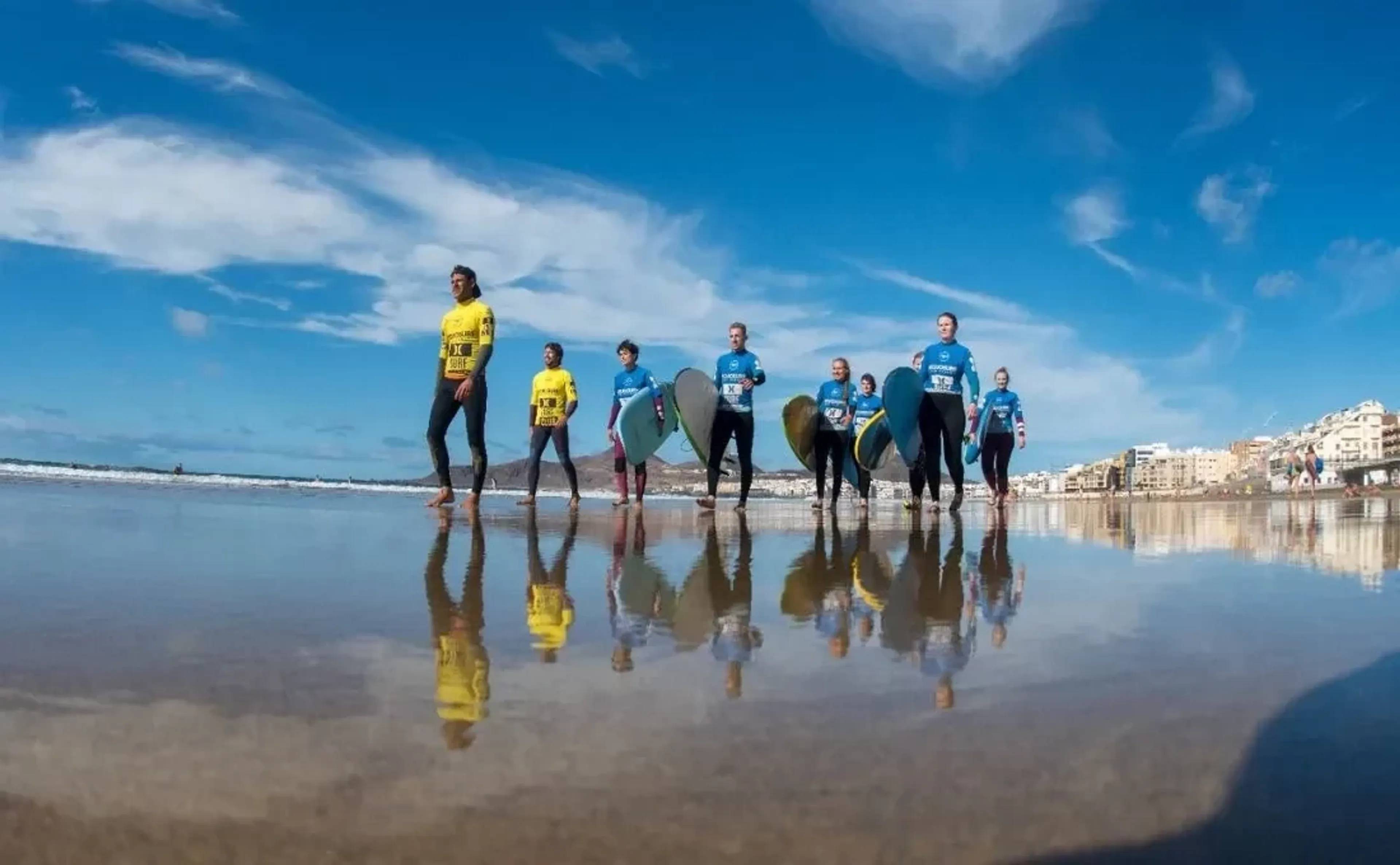 Surfcamp-Gruppe am Strand vor der Surf-Einheit