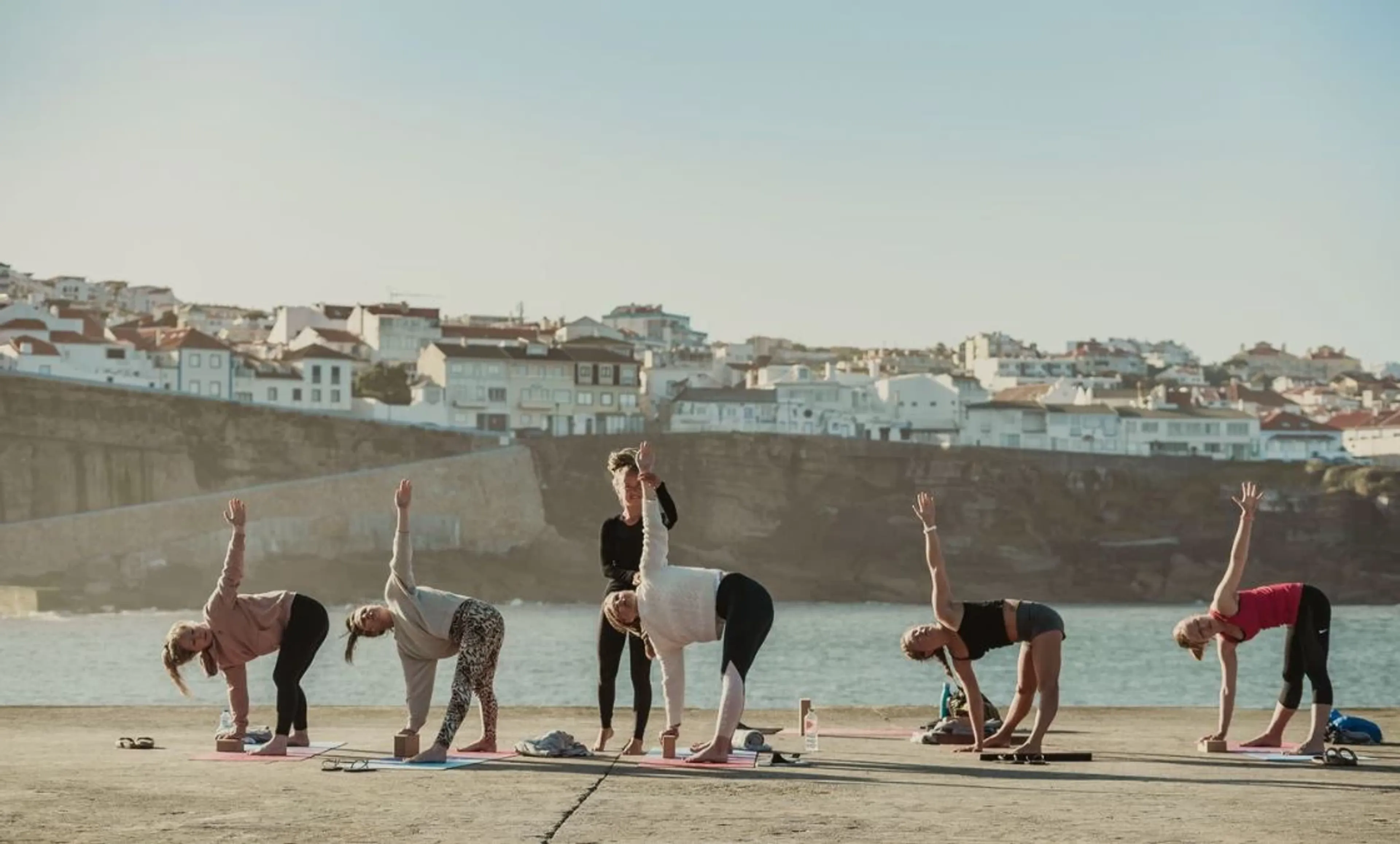 Gruppe beim Yoga am Meer beim Yoga Retreat in Portugal