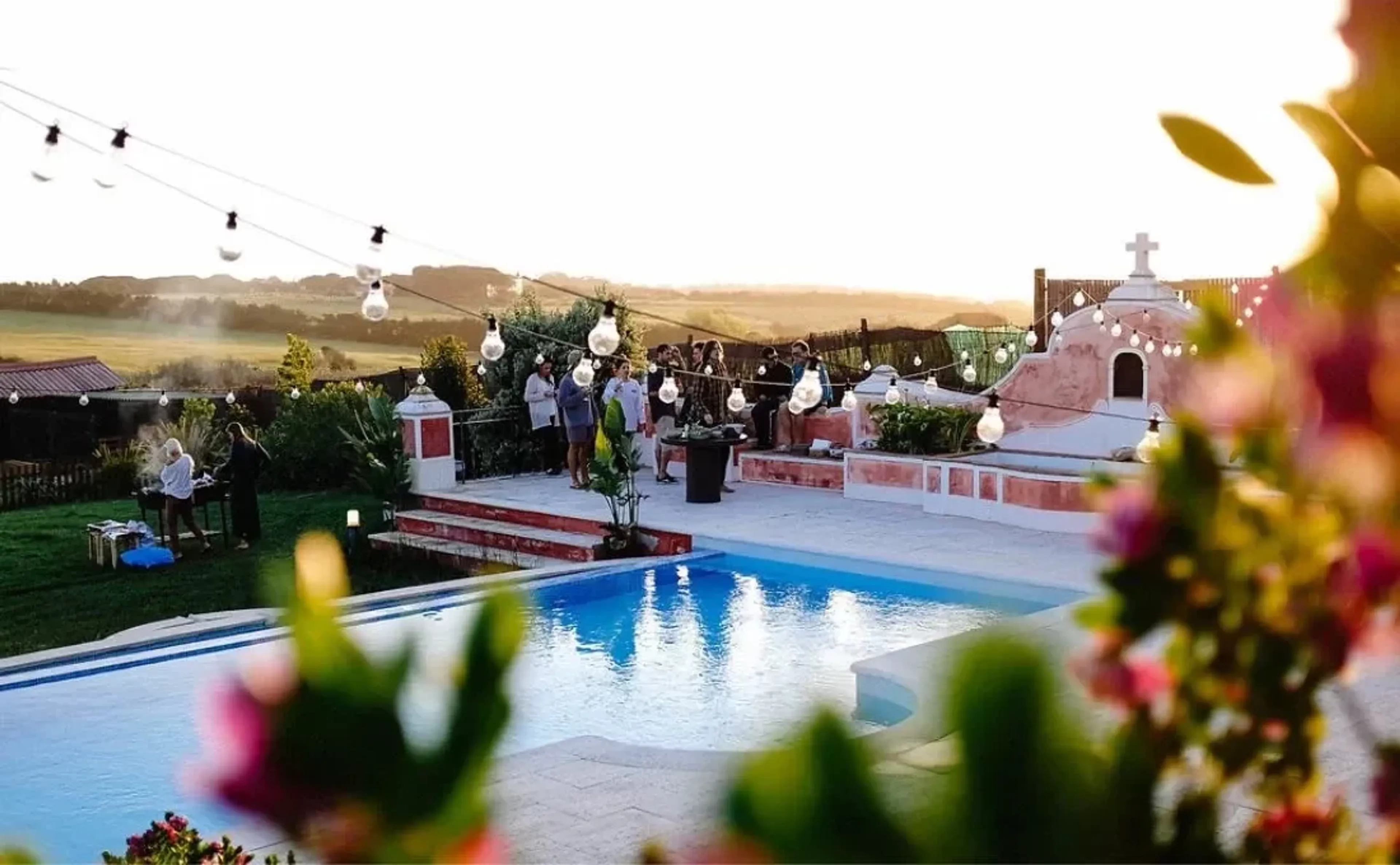 Surfcamp mit Pool und Gemeinschaft im Hintergrund