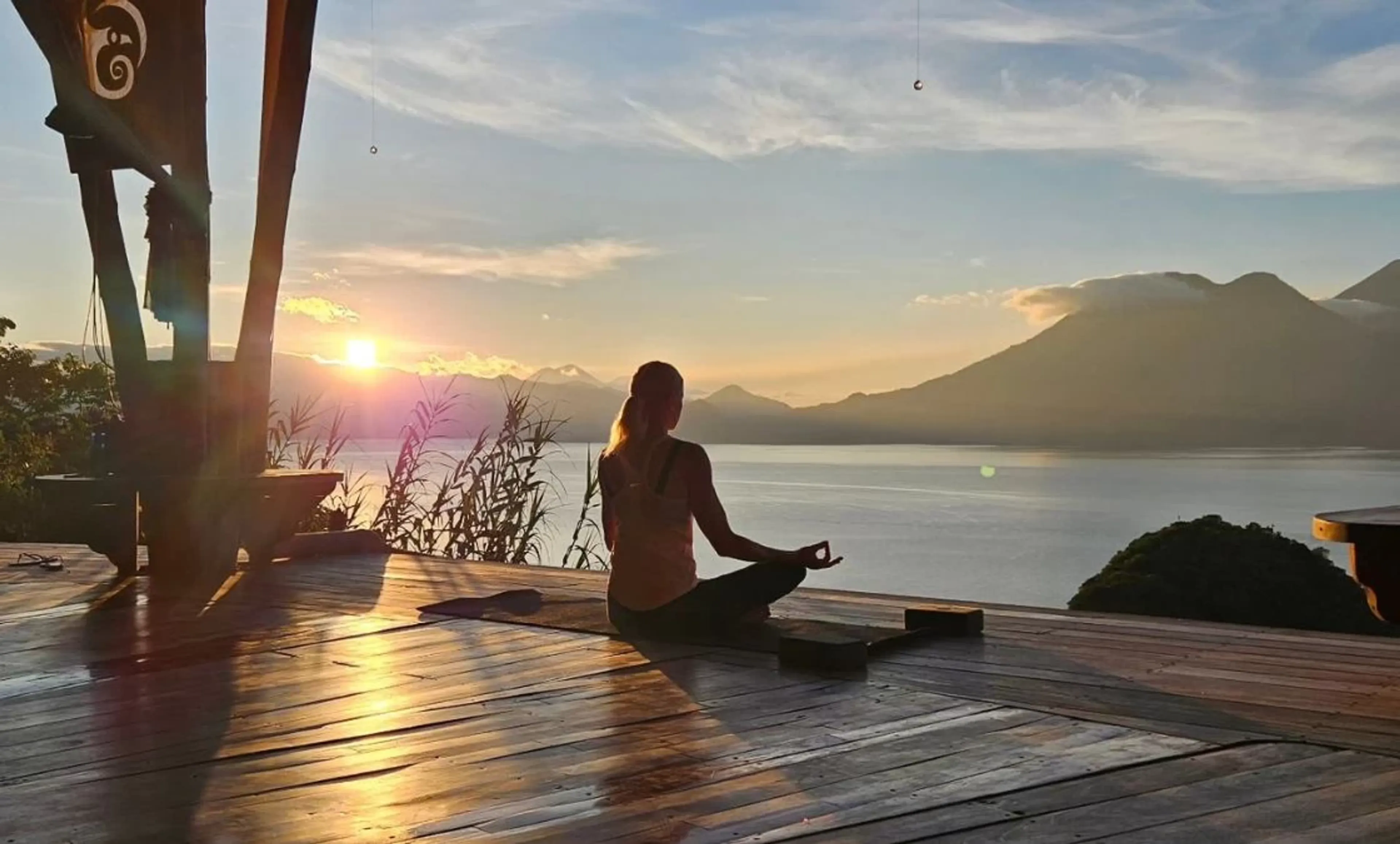 Yoga bei Sonnenuntergang am See - Rückzug im Yoga Retreat