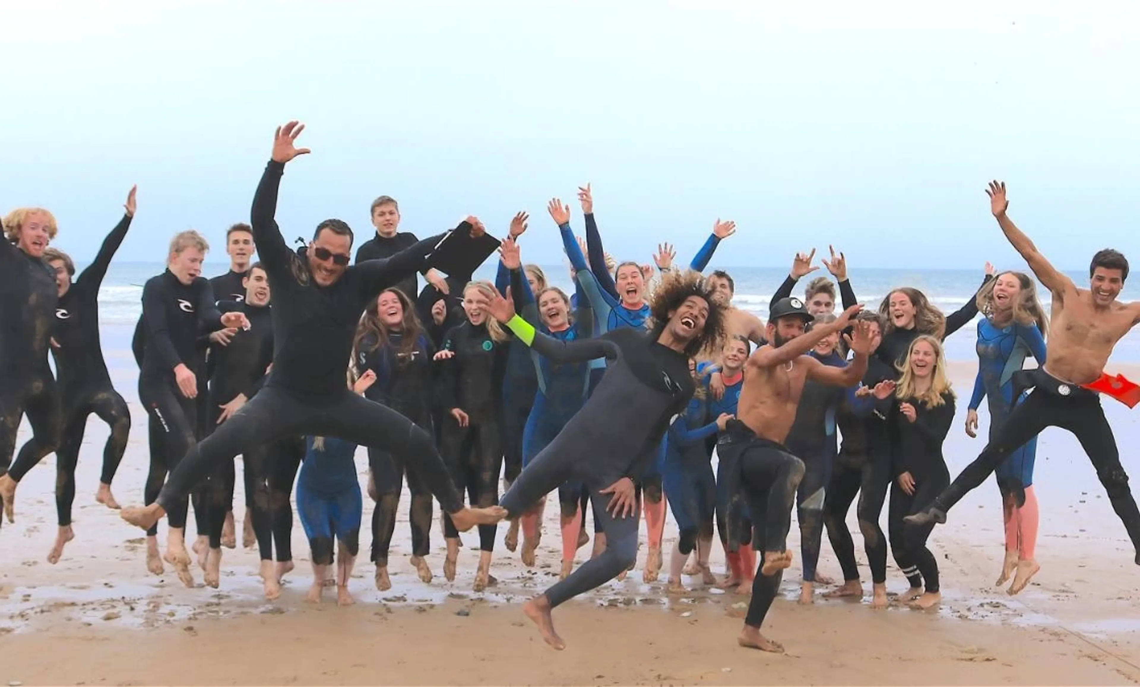 Surfcamp Gruppe am Strand nach der Surf-Einheit