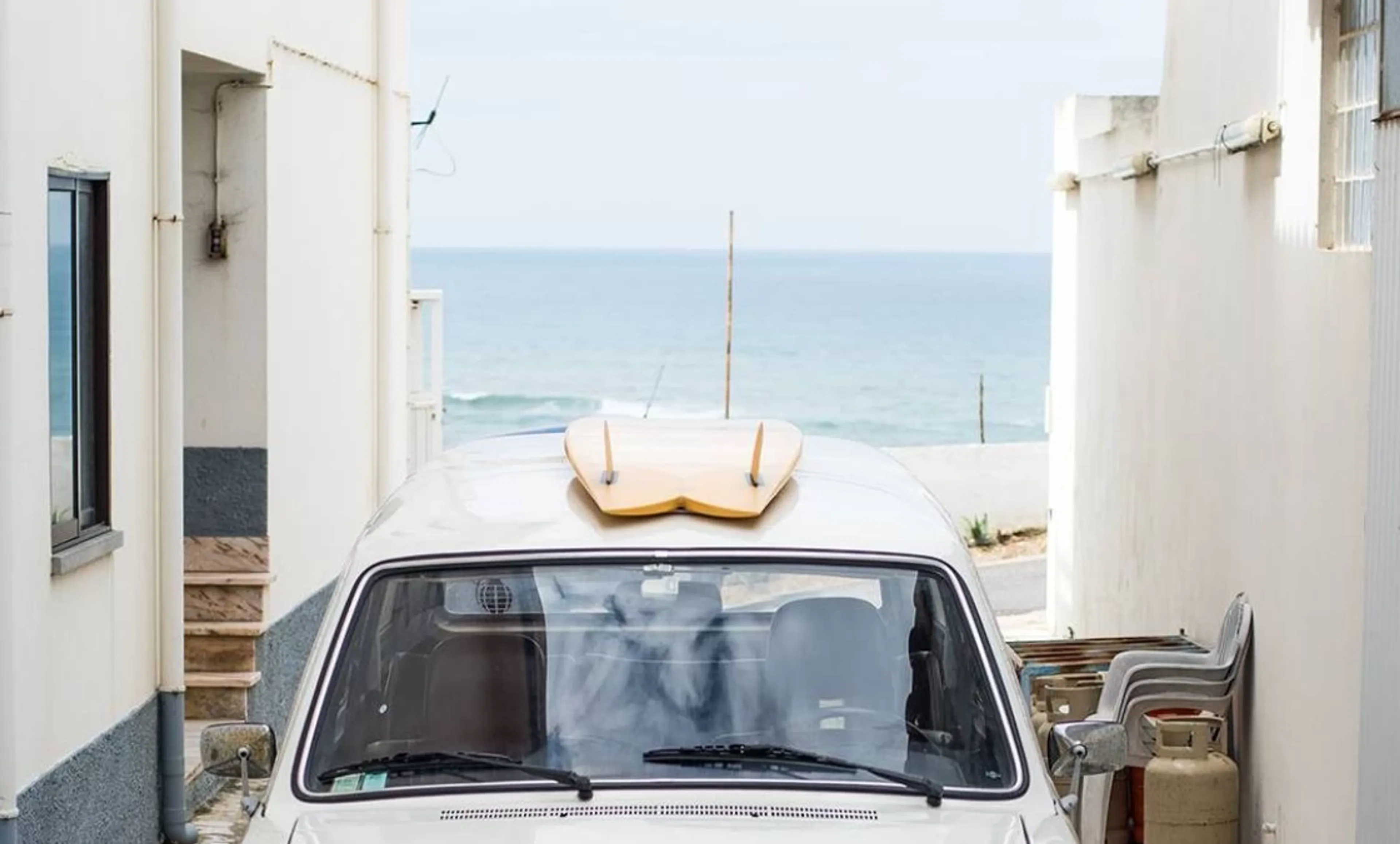 Surfspot Check in Ericeira - Auto mit Surfboard mit Blick auf die Wellen