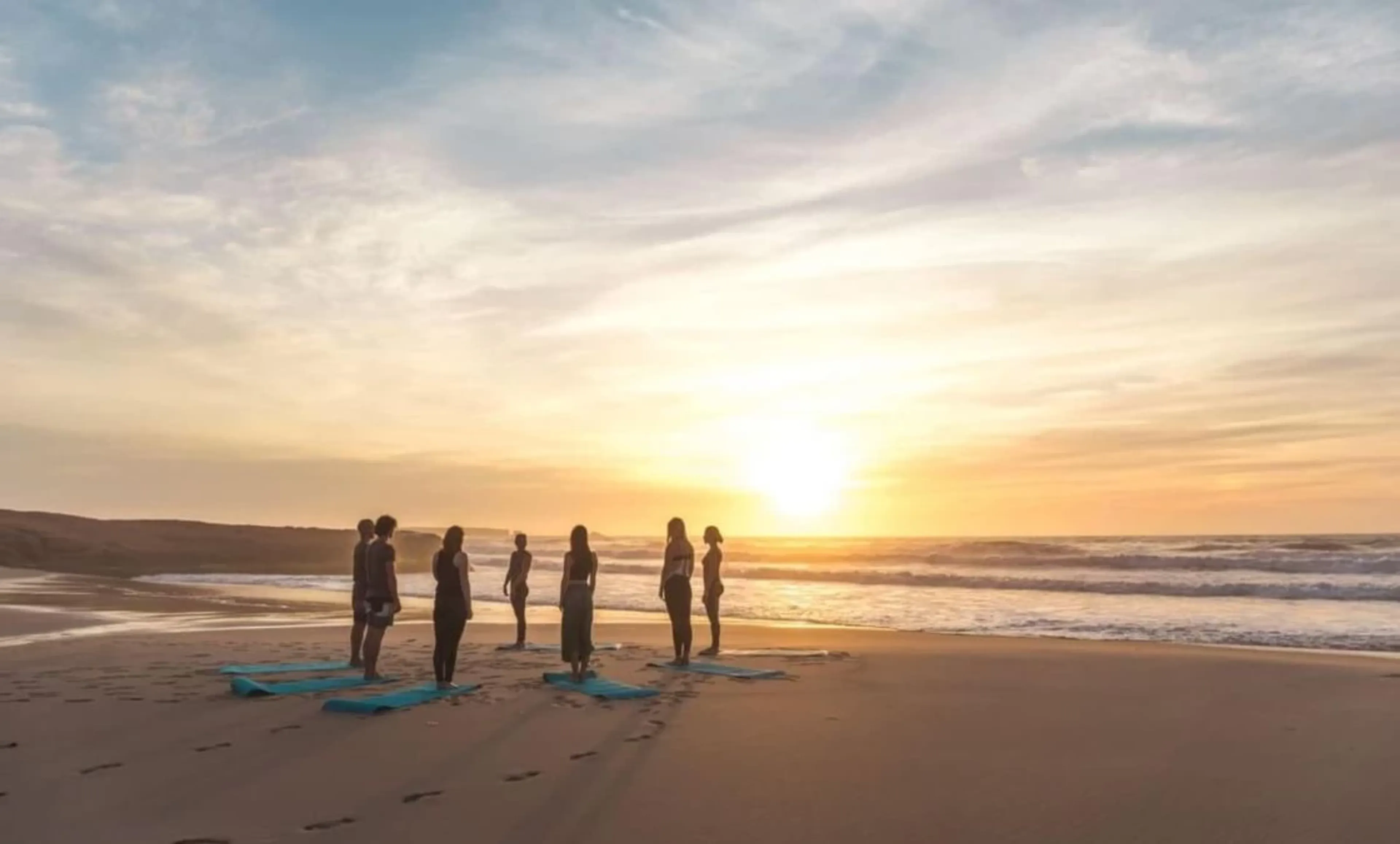 Gruppe beim Yoga bei Sonnenuntergang im Yoga Retreat