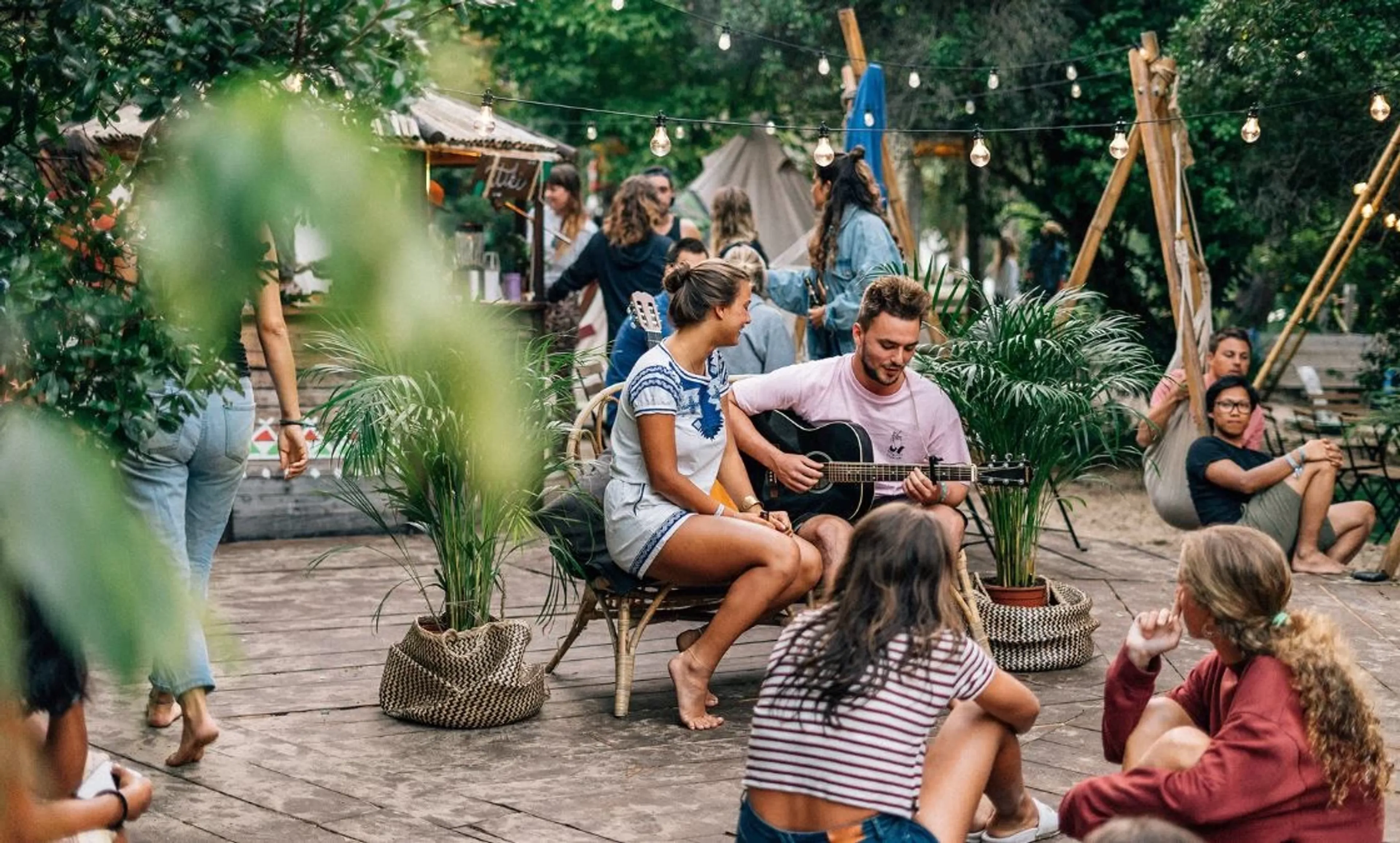 Spontanes Gitarrenkonzert am gemeinsamen Abend im Surfcamp