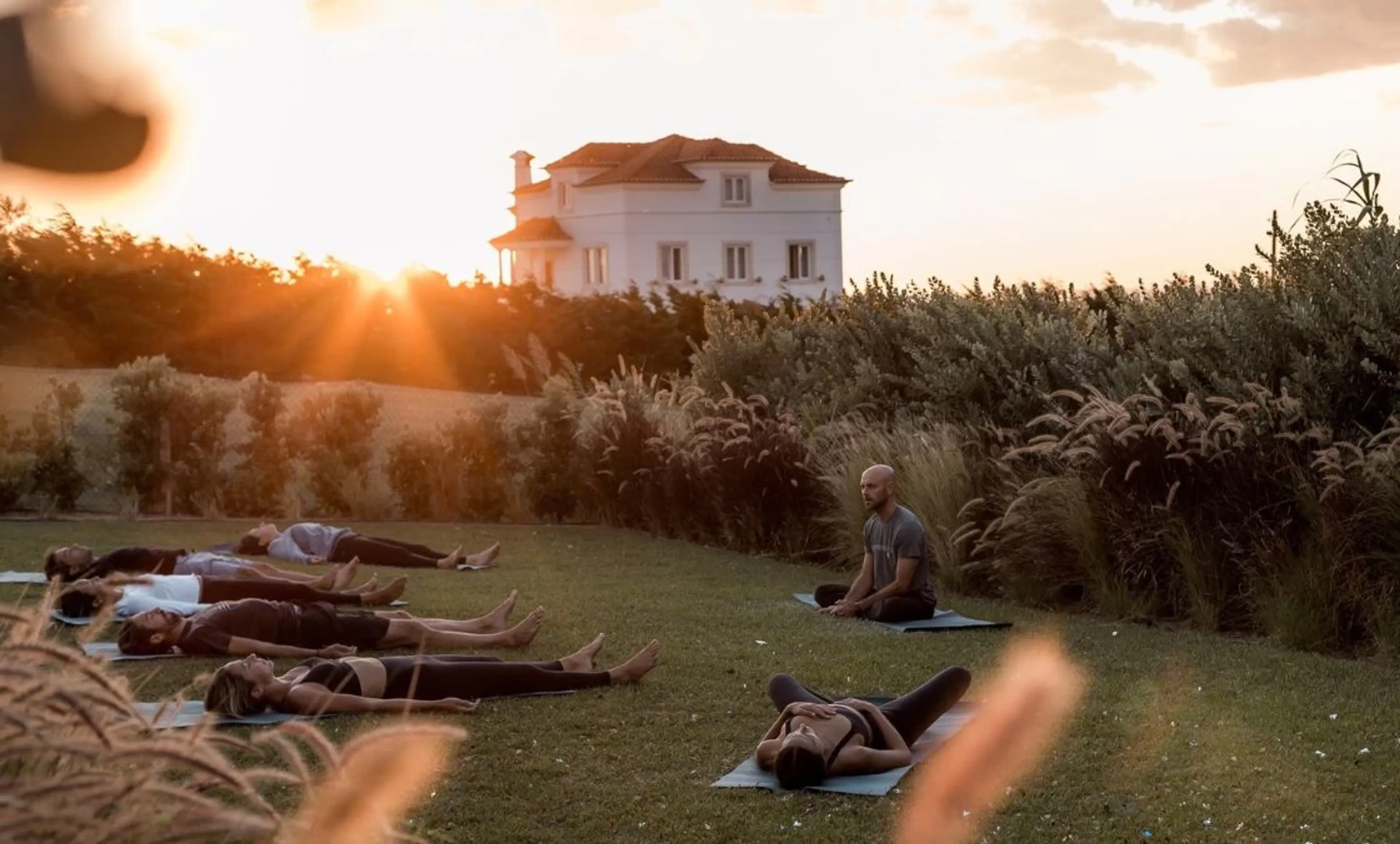 Yoga Einheit bei Sonnenuntergang im Yoga Retreat in Portugal