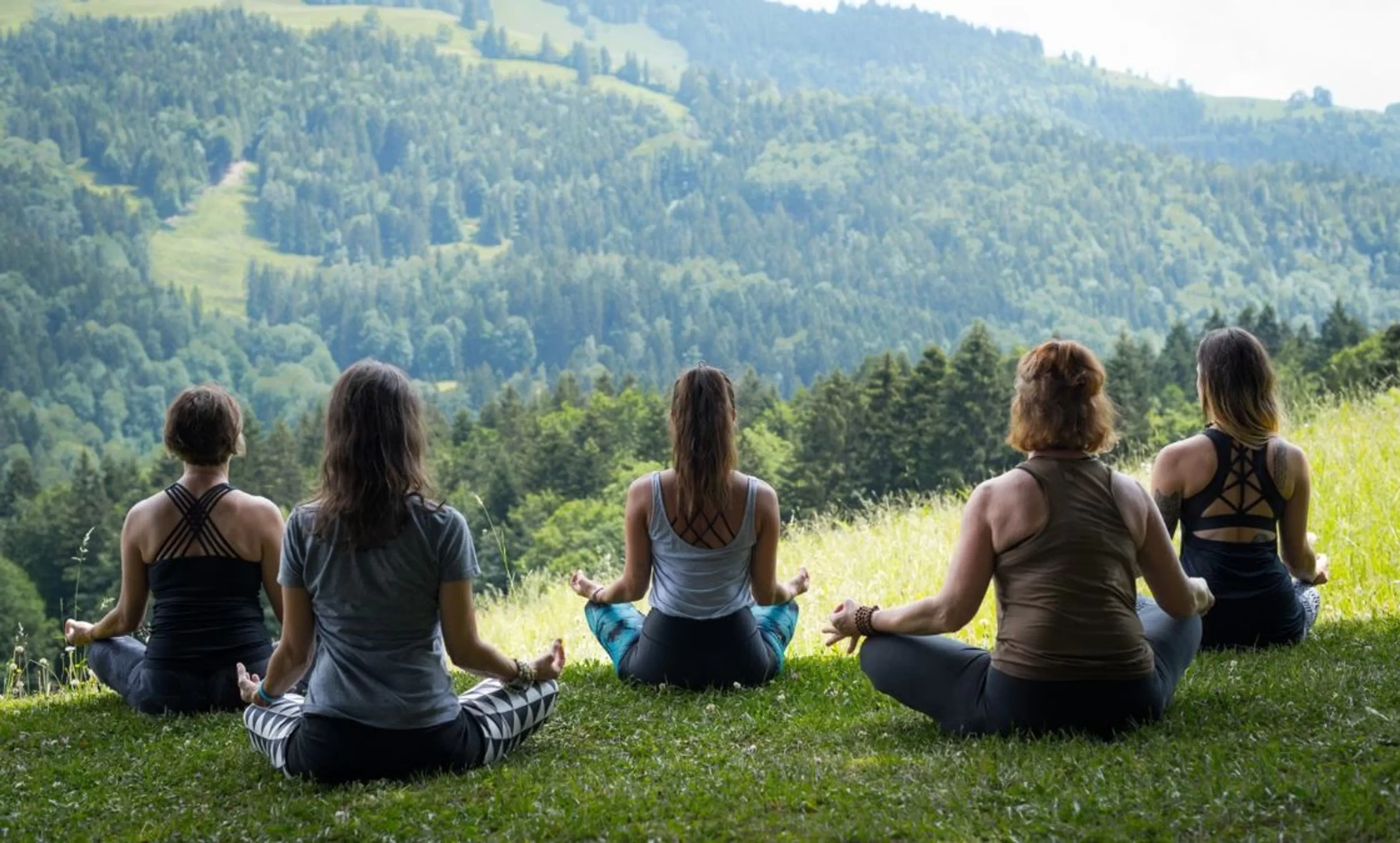 Gruppe von Frauen beim Yoga in den Bergen im Yoga Retreat in Bayern