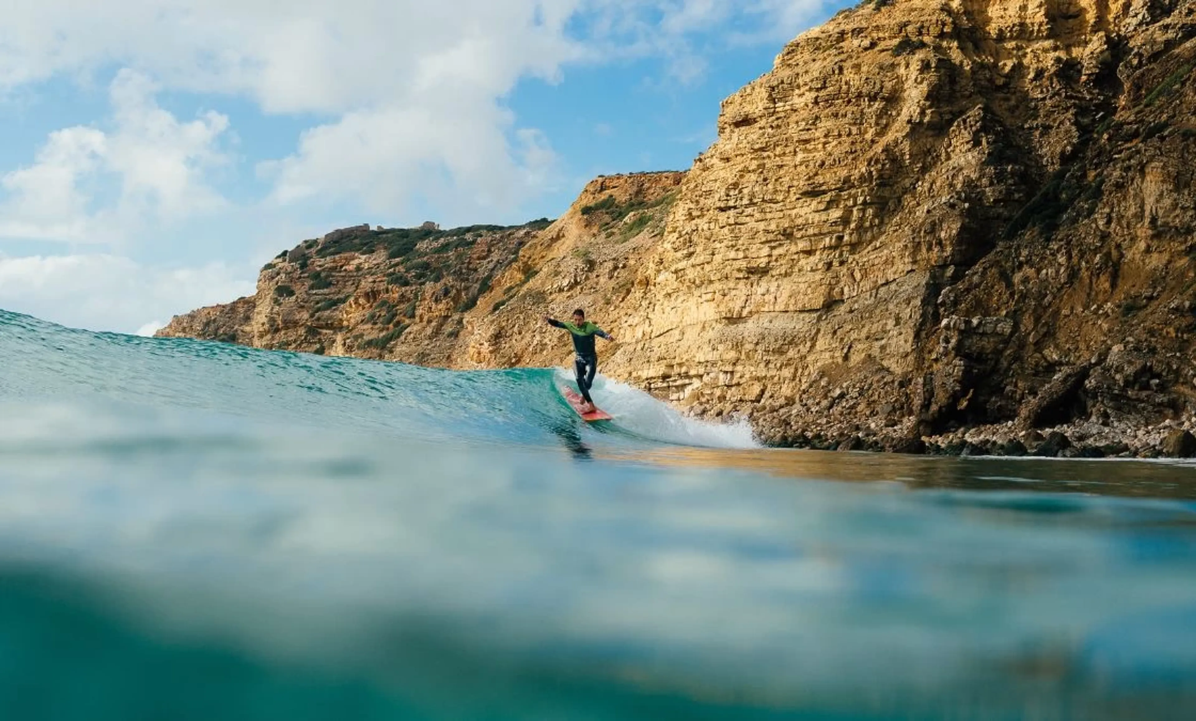 Surfer in der Welle am Surfspot an der Algarve