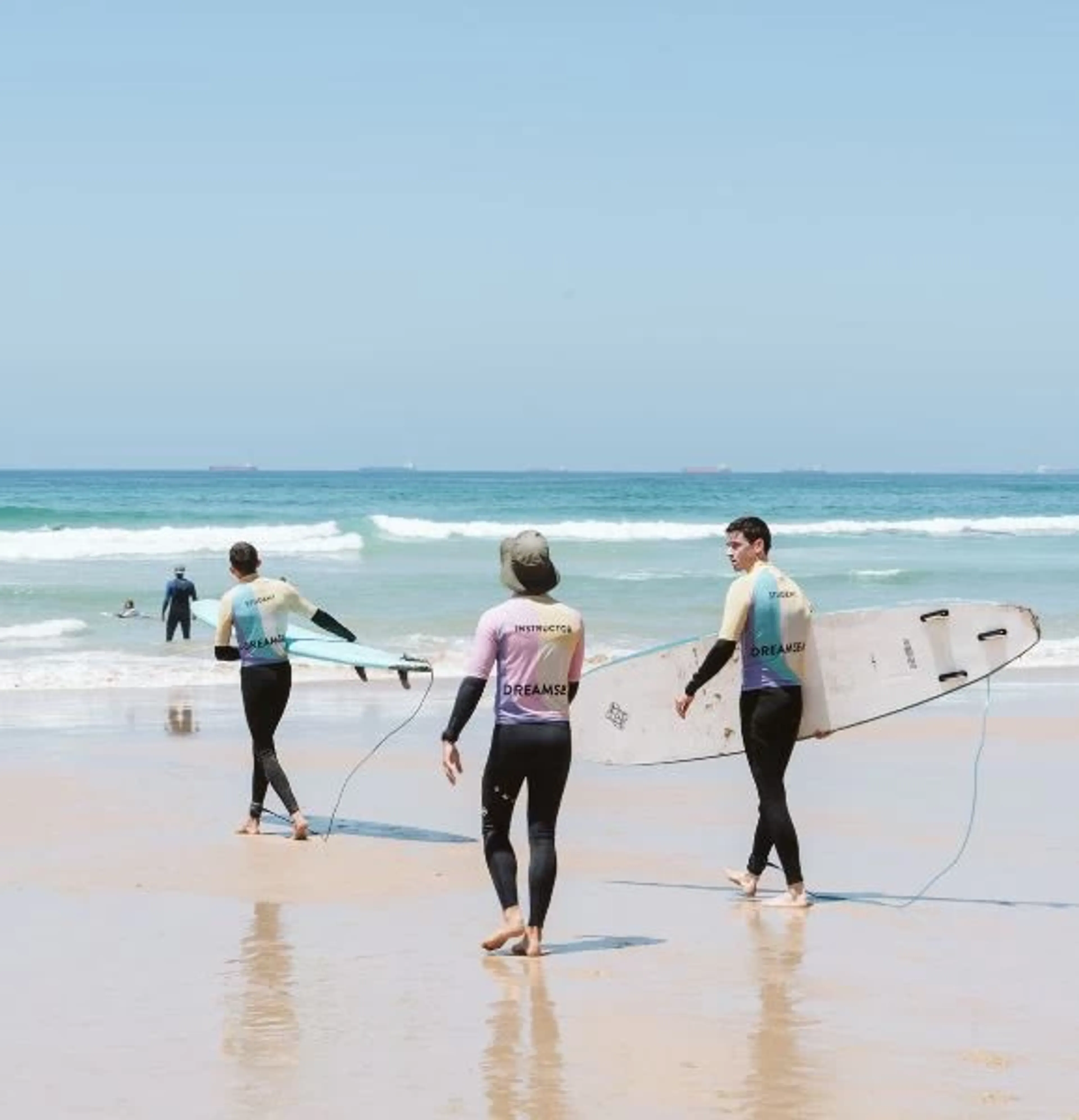 Surfcamp Gruppe geht in die Wellen für die Surf-Einheit