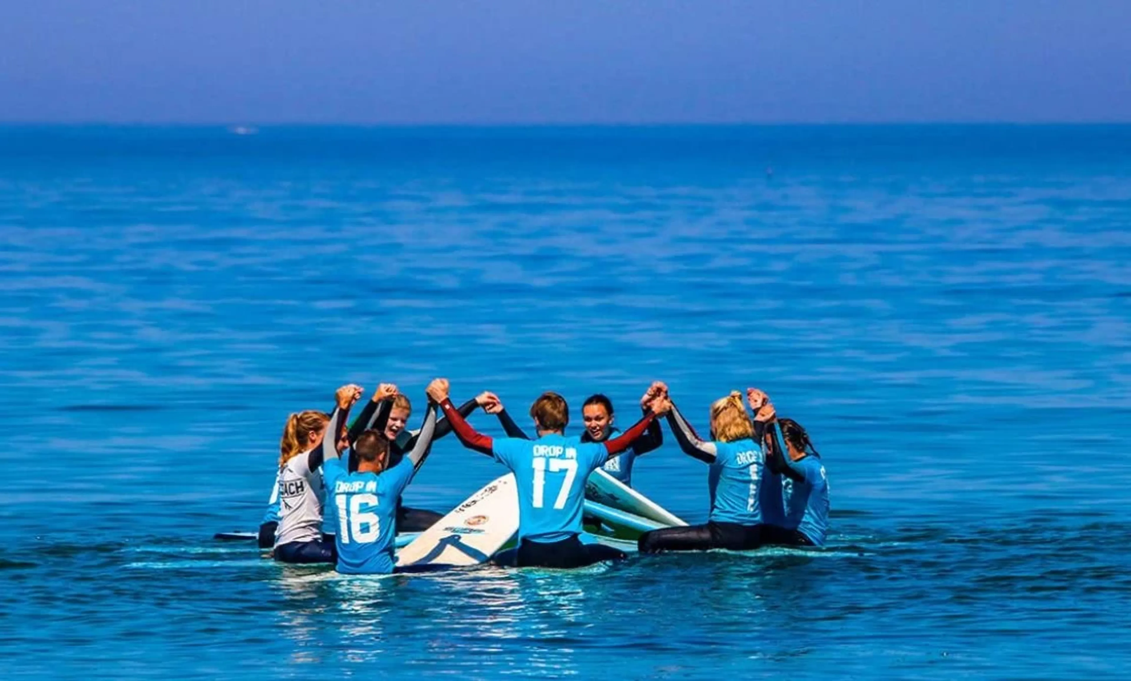 Gruppe feiert Erfolge in den Wellen im Surfcamp
