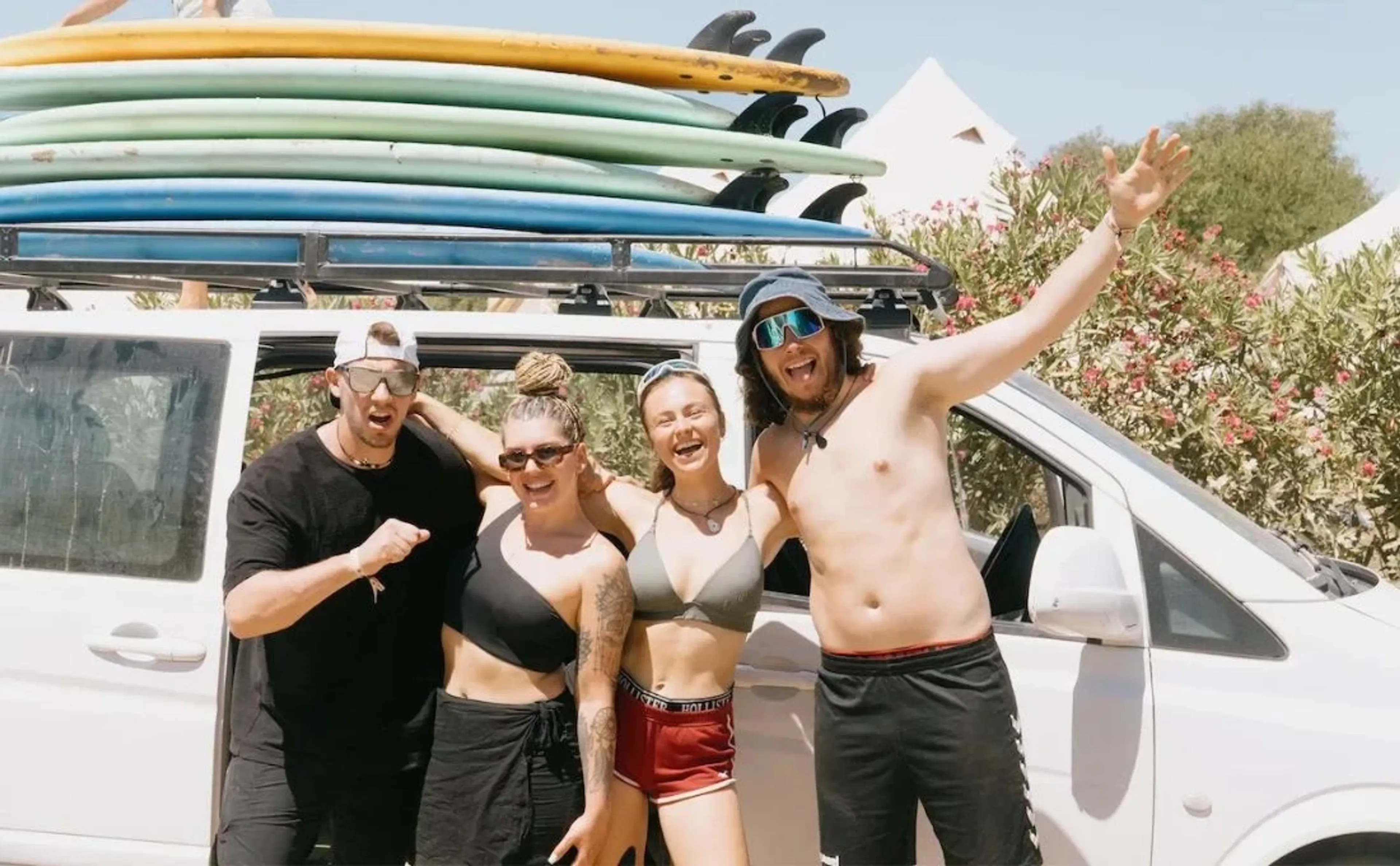 Gruppe mit Surf-Van im Budget-Surfcamp