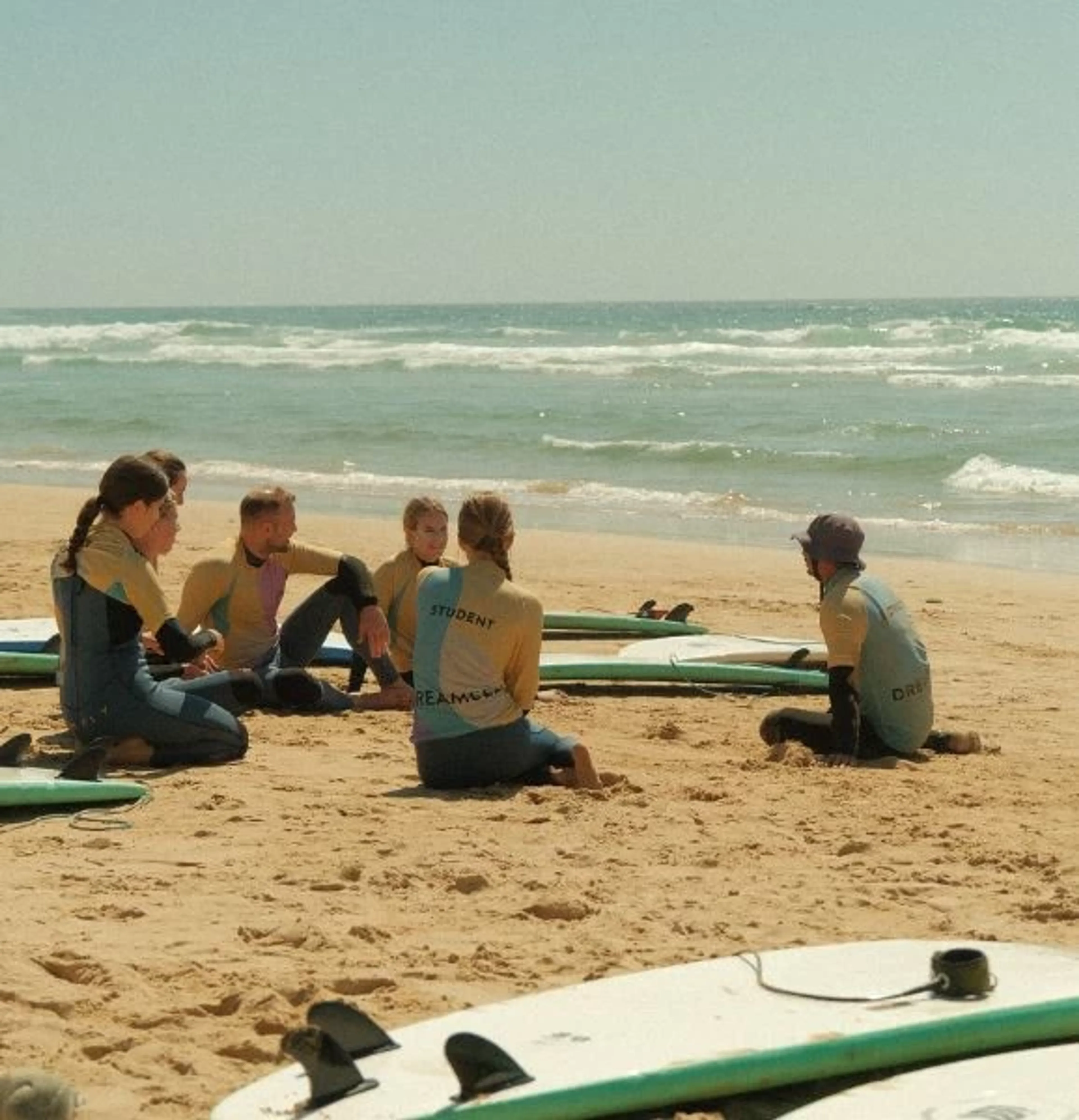Surflehrer erklärt Surf-Theorie im Surfcamp