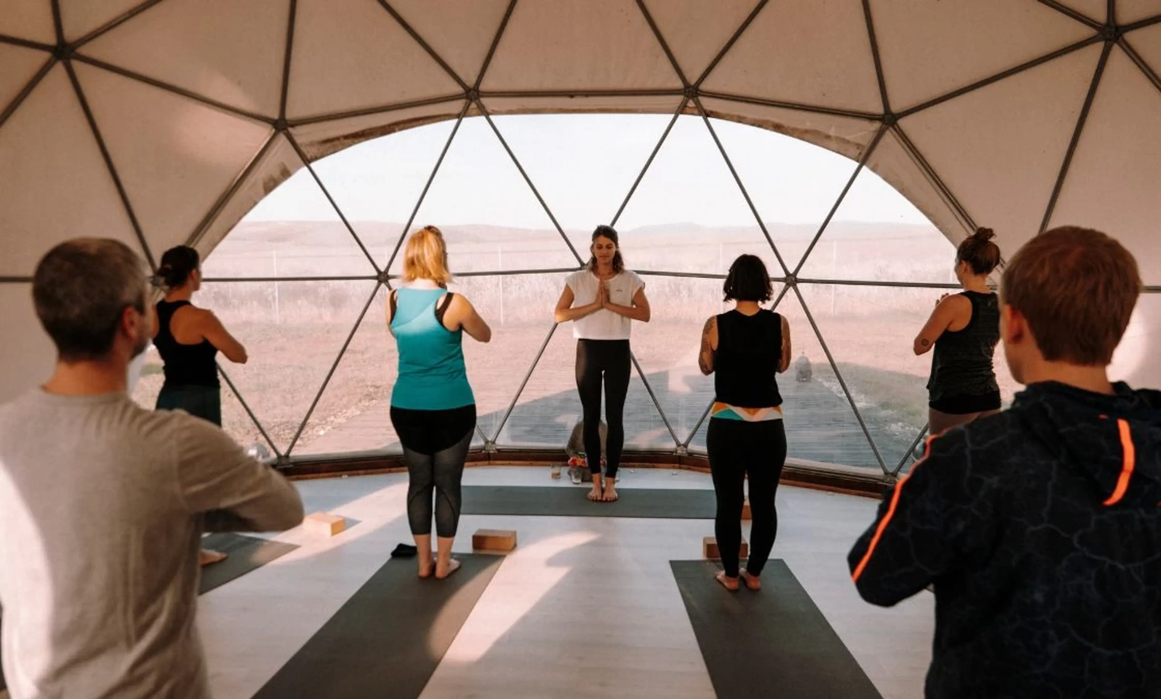 Yoga Einheit im Yogadome mit Blick in die Natur beim Yoga Retreat