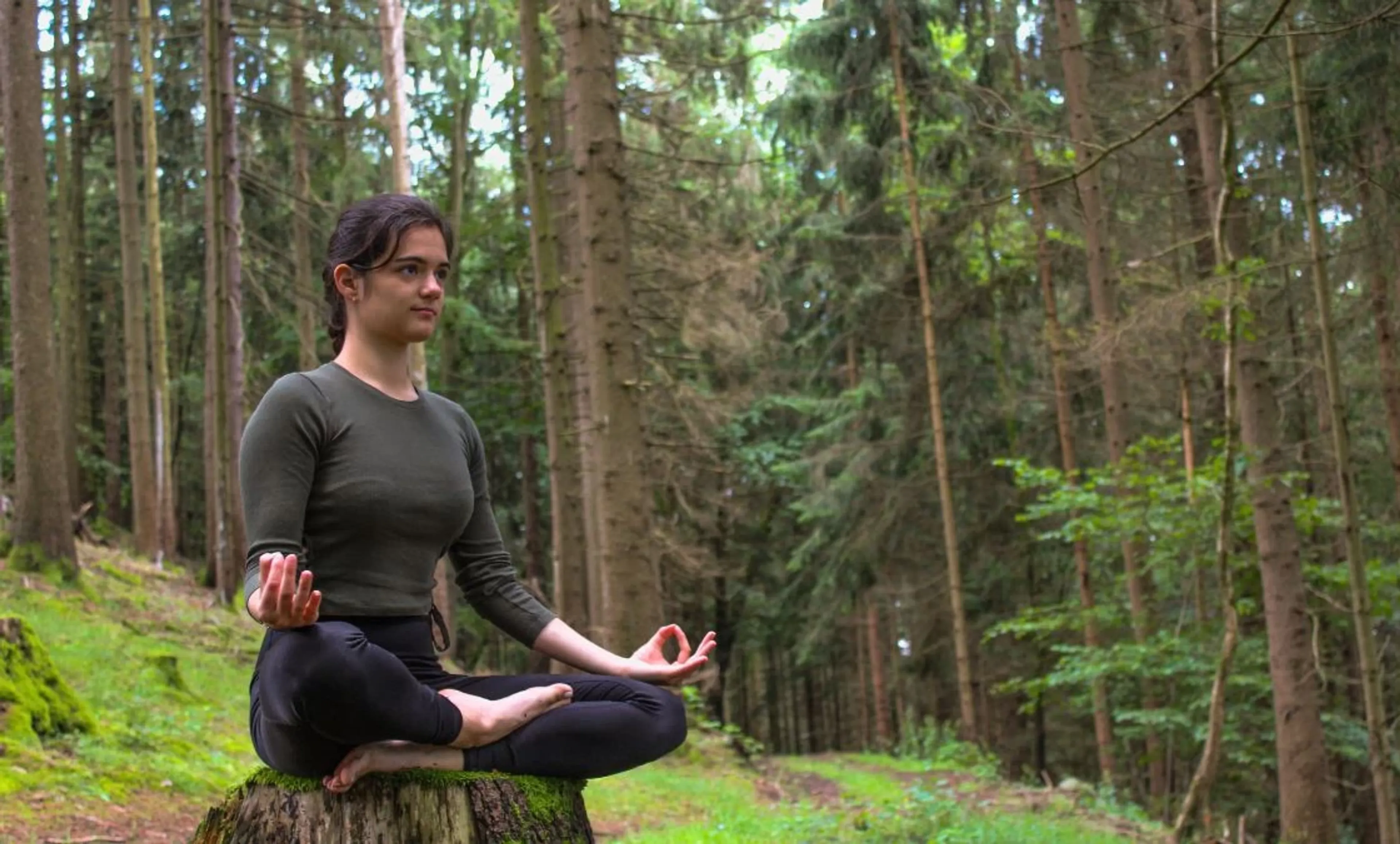 Frau beim meditieren im Wald im Yoga & Meditation Retreat