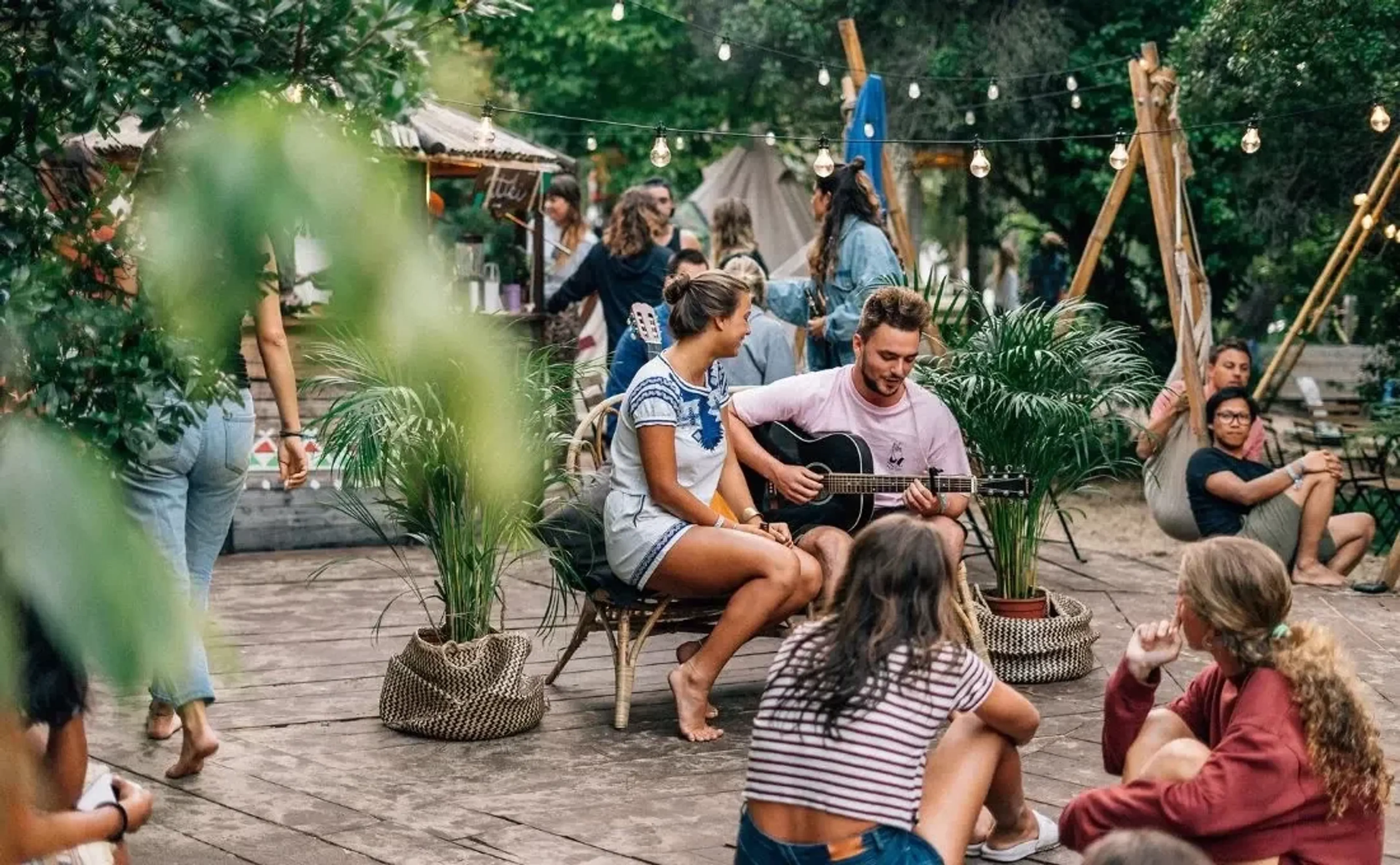 Atmosphäre im Surfcamp am Abend beim Zusammensitzen