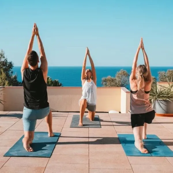 Yoga Einheit mit Blick auf das Meer beim Yoga Retreat auf Sardinien