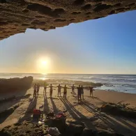 Gruppe beim Yoga am Meer