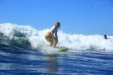 Nele von moverii beim surfen in El Salvador