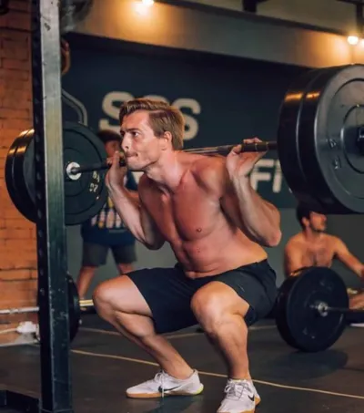 Mann beim Bankdrücken mit schweren Gewichten