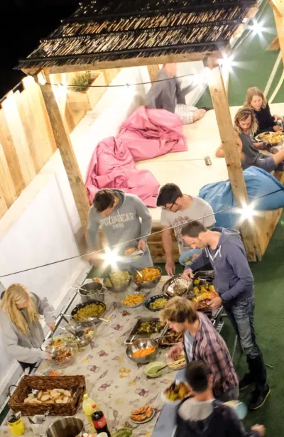 Gruppe am Buffet beim Abendessen im Surfcamp auf Fuerteventura