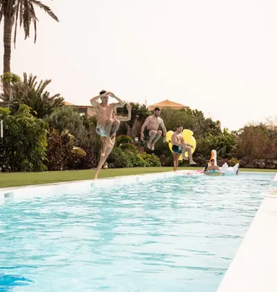 Gruppe springt in den Pool im Surfcamp auf Fuerteventura