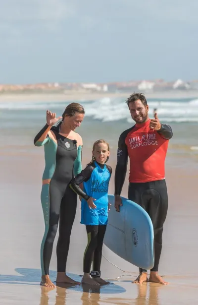 Familie mit Tochter nach der Surf-Einheit am Strand auf Fuerteventura