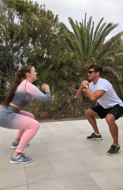 Frau beim Personal Fitness Training mit ihrem Trainer