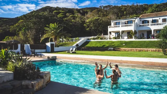 Gruppe im Pool beim Fitnessurlaub an der Algarve in Portugal