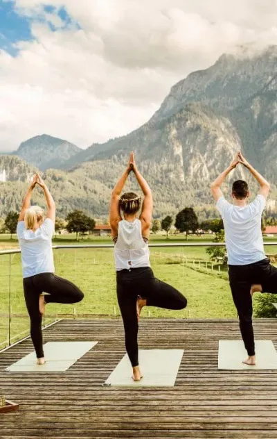 Gruppe beim Yoga mit Blick auf die Berge