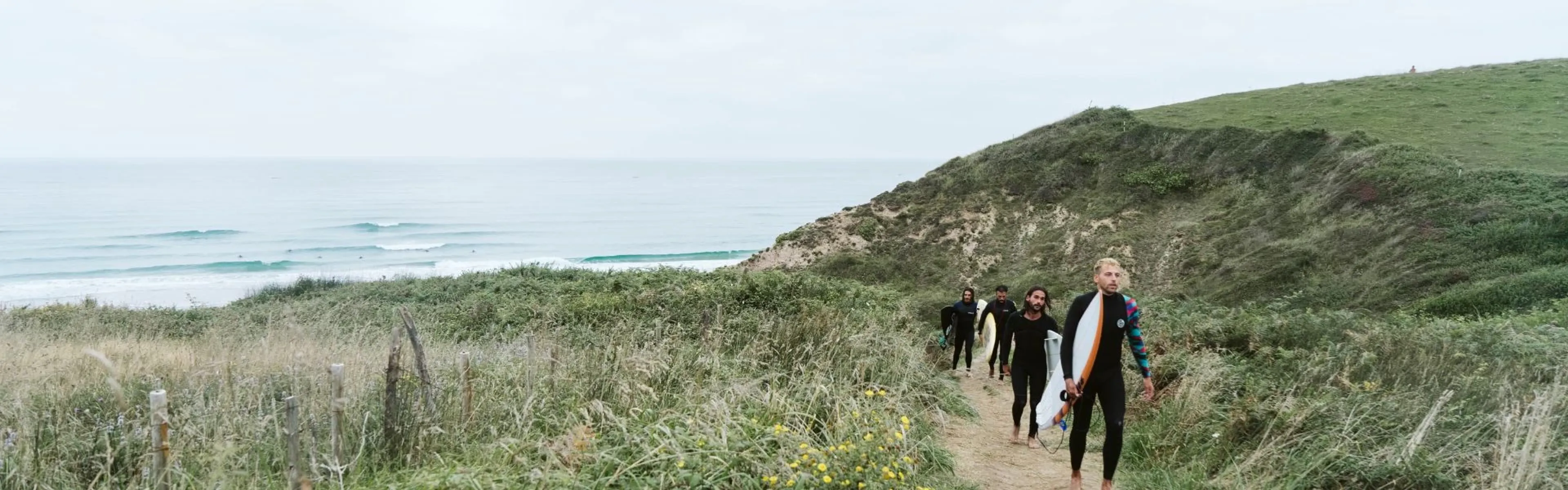 Gruppe nach der Surf-Einheit auf dem Weg zurück ins Surfcamp in Nordspanien