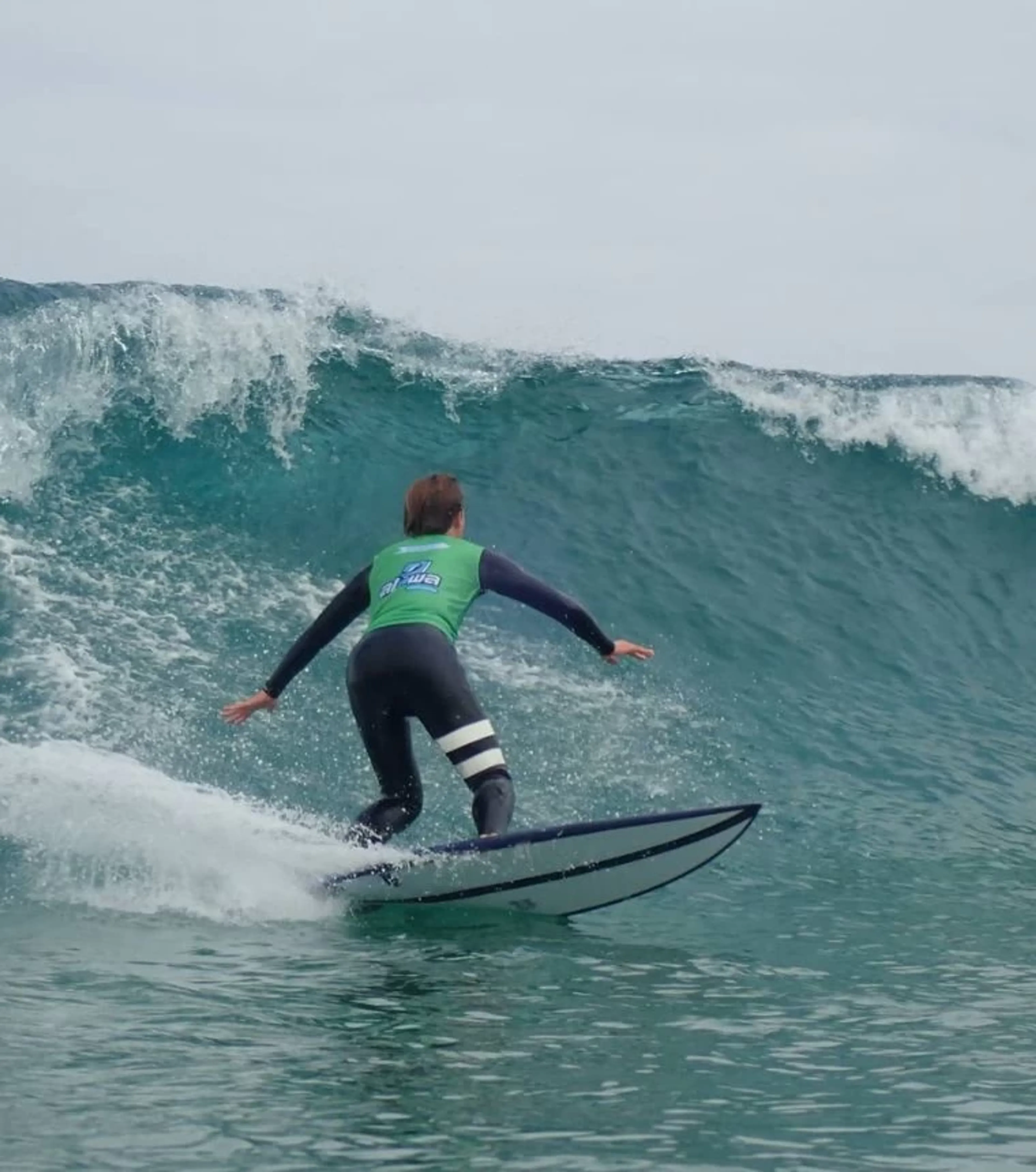 Fortgeschrittener Surfer surft grüner Welle in Galicien