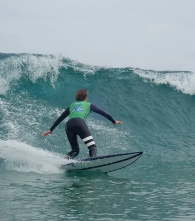 Fortgeschrittener Surfer surft grüner Welle in Galicien