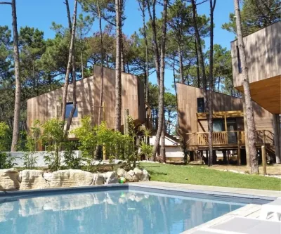 Nachhaltige Baumhaus Unterkunft im Surfcamp in Portugal