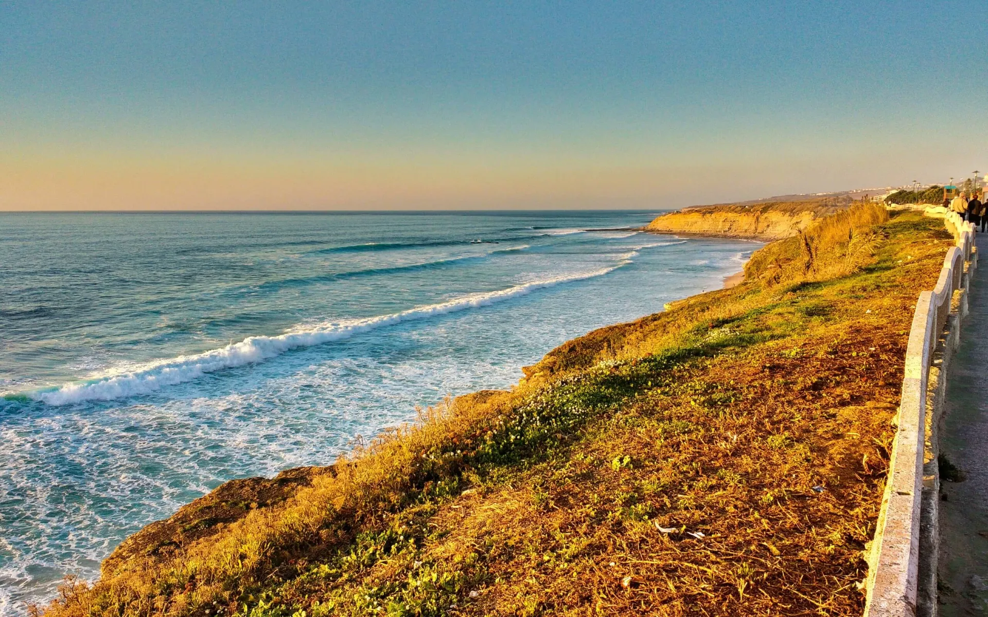 Blick von den Klippen auf die Wellen in Ericeira