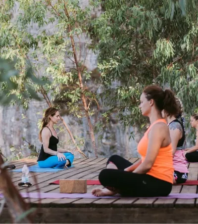 Gruppe bei Yoga Einheit in der Natur