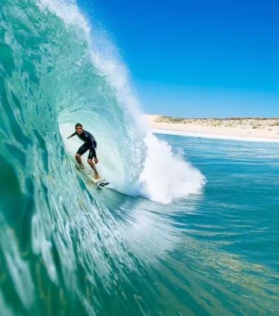 Erfahrener Surfer in einer Barrel