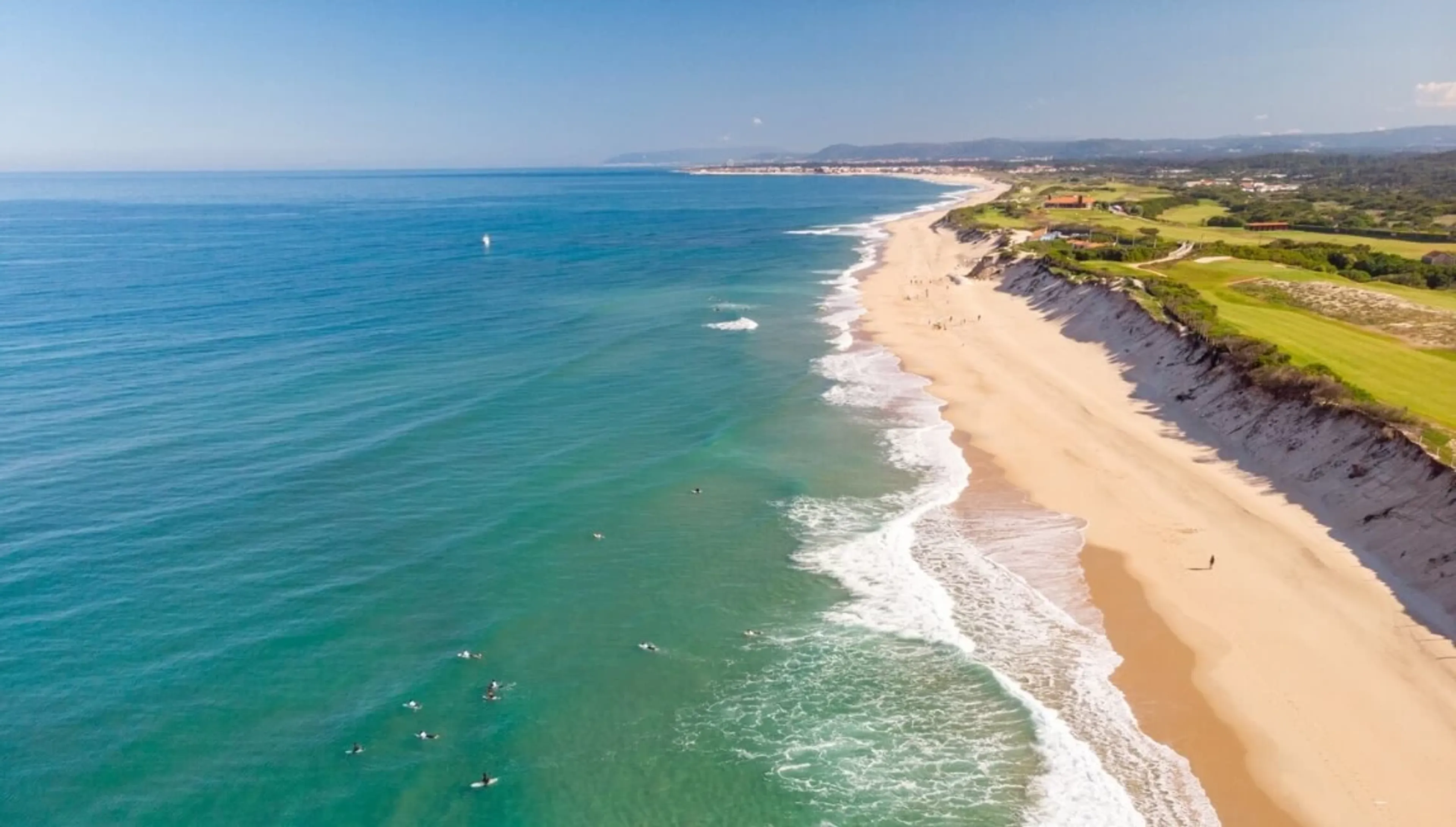 Drohnenblick auf die Küste in Nordportugal mit Surfern im Wasser