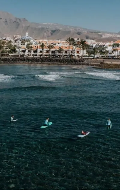 Surfcamp-Gruppe im Wasser mit Blick auf den Vulkan auf Teneriffe