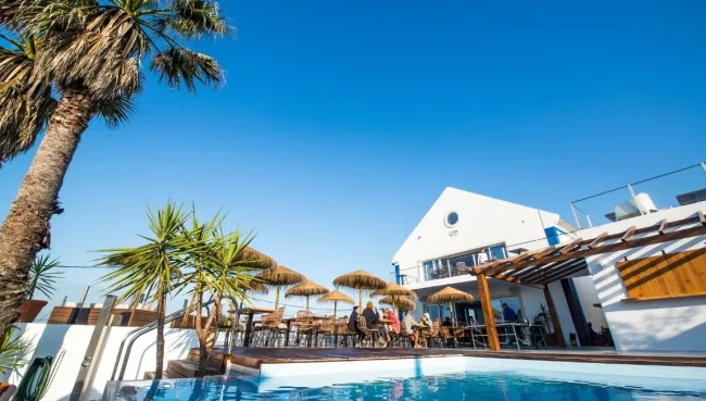 Blick aufs Surfhaus mit Pool in Ericeira