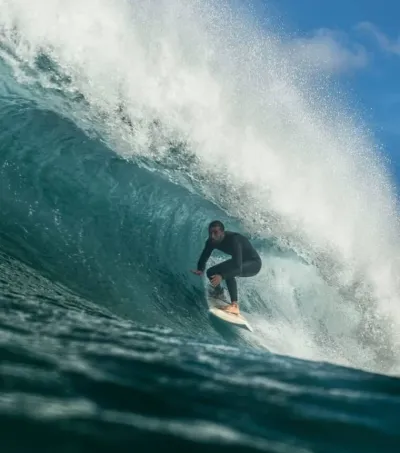 Surfer in Barrel auf Fuerteventura