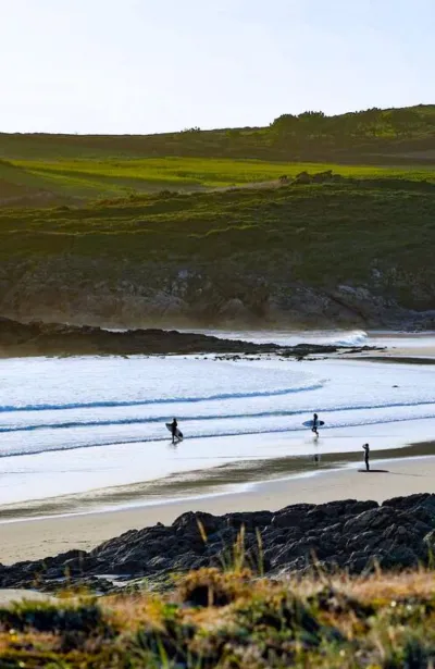 Zwei Surfer am Strand in Asturien