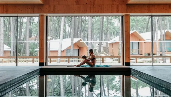Frau entspannt im Wellness Bereich im Yoga Retreat in Portugal