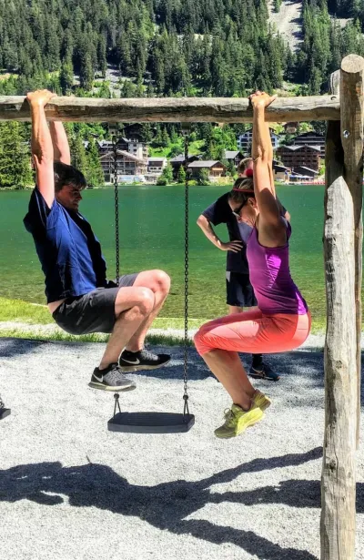 Fitnesstraining in natürlicher Umgebung in den Bergen