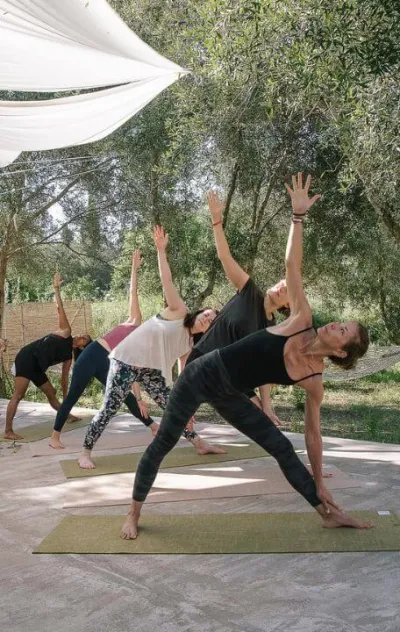 Gruppe bei Yoga Einheit im Retreat in Italien