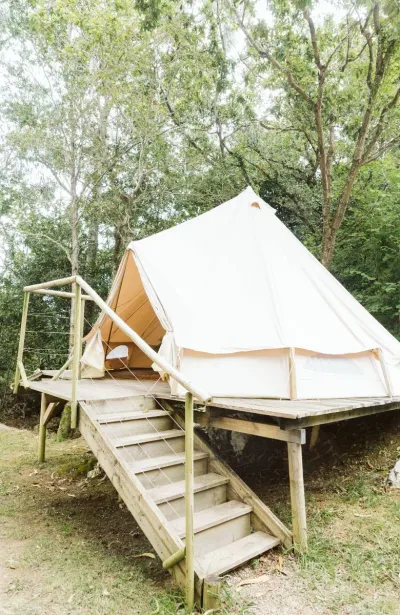 Zelt am Strand im Surfcamp in Nordspanien