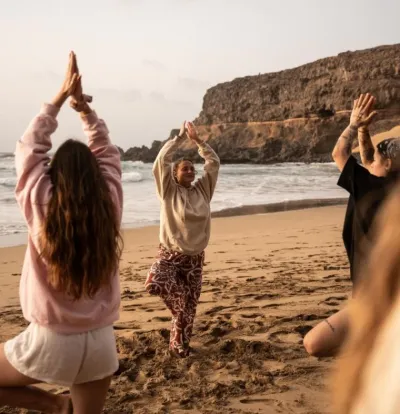 Gruppe beim Yoga am Strand auf Fuerteventura