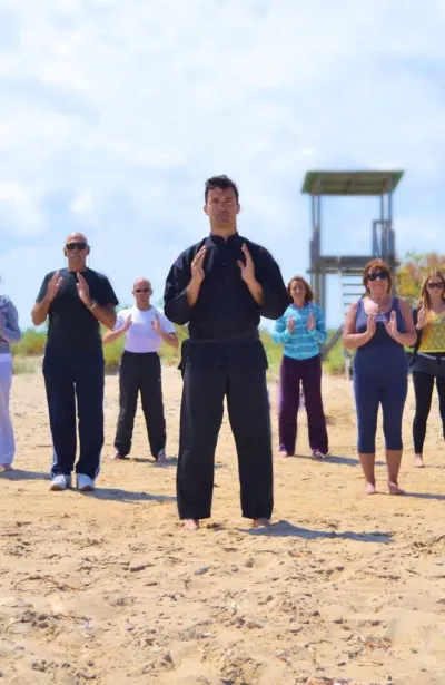 Gruppe beim Qi Gong am Strand