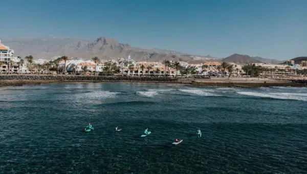 Surfcamp Gruppe auf Teneriffa im Wasser mit Blick auf den Strand